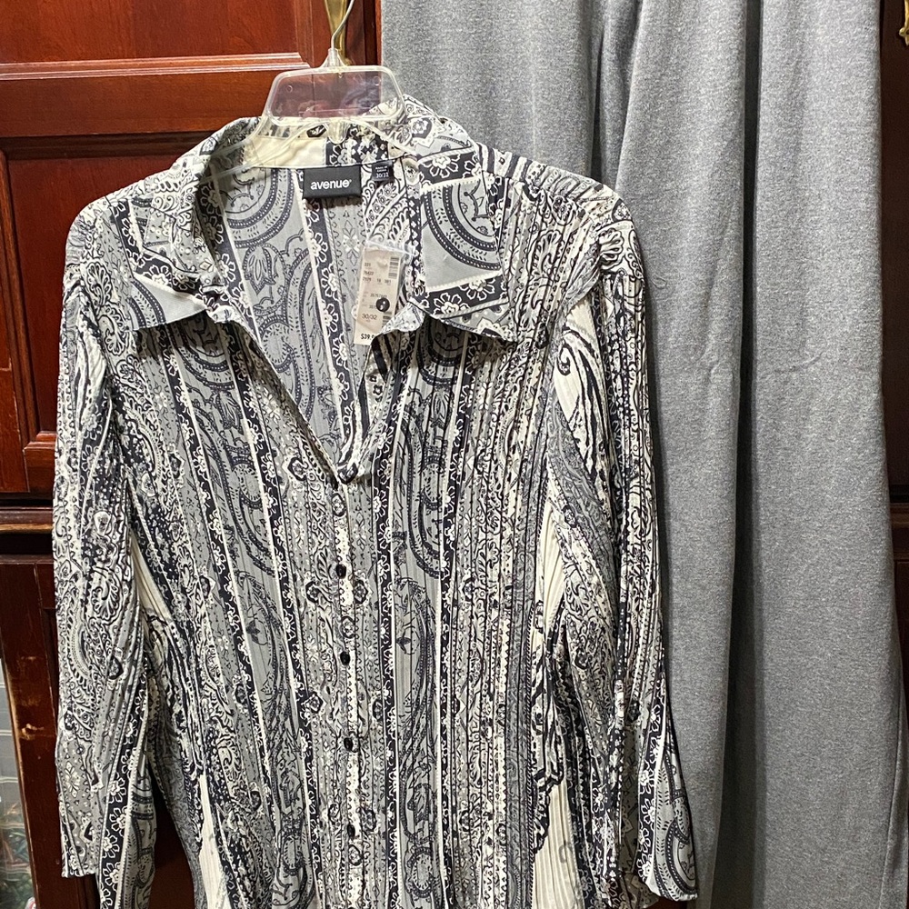 Avenue Black, grey and White button up top and gray pants set plus size 30/32